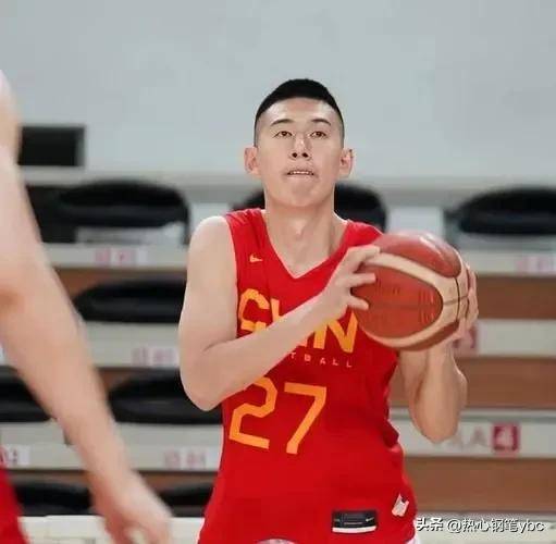 对于付豪而言,他基本上是替补出战,篮下进攻意识还不如老将李晓旭