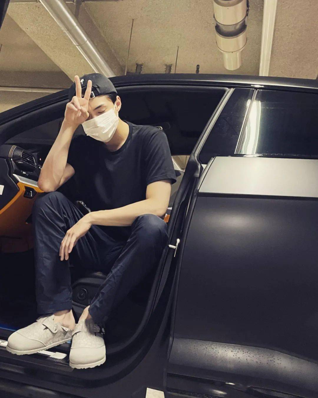 "一脚蹬"式鞋履简直就是诠释休闲风的最佳穿搭利器,也成为明星们的