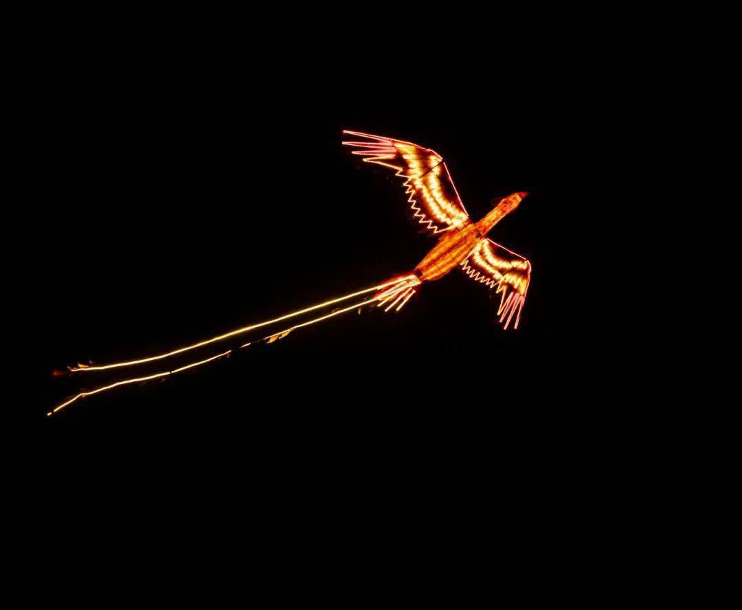 非遗打铁花,无人机火凤凰……古今碰撞的绚烂,吸引了众多市民,游客前