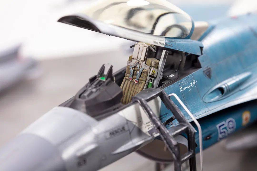 通过macross辉先生的双手,这架f-16c block 32战斗机获得了新生,并以