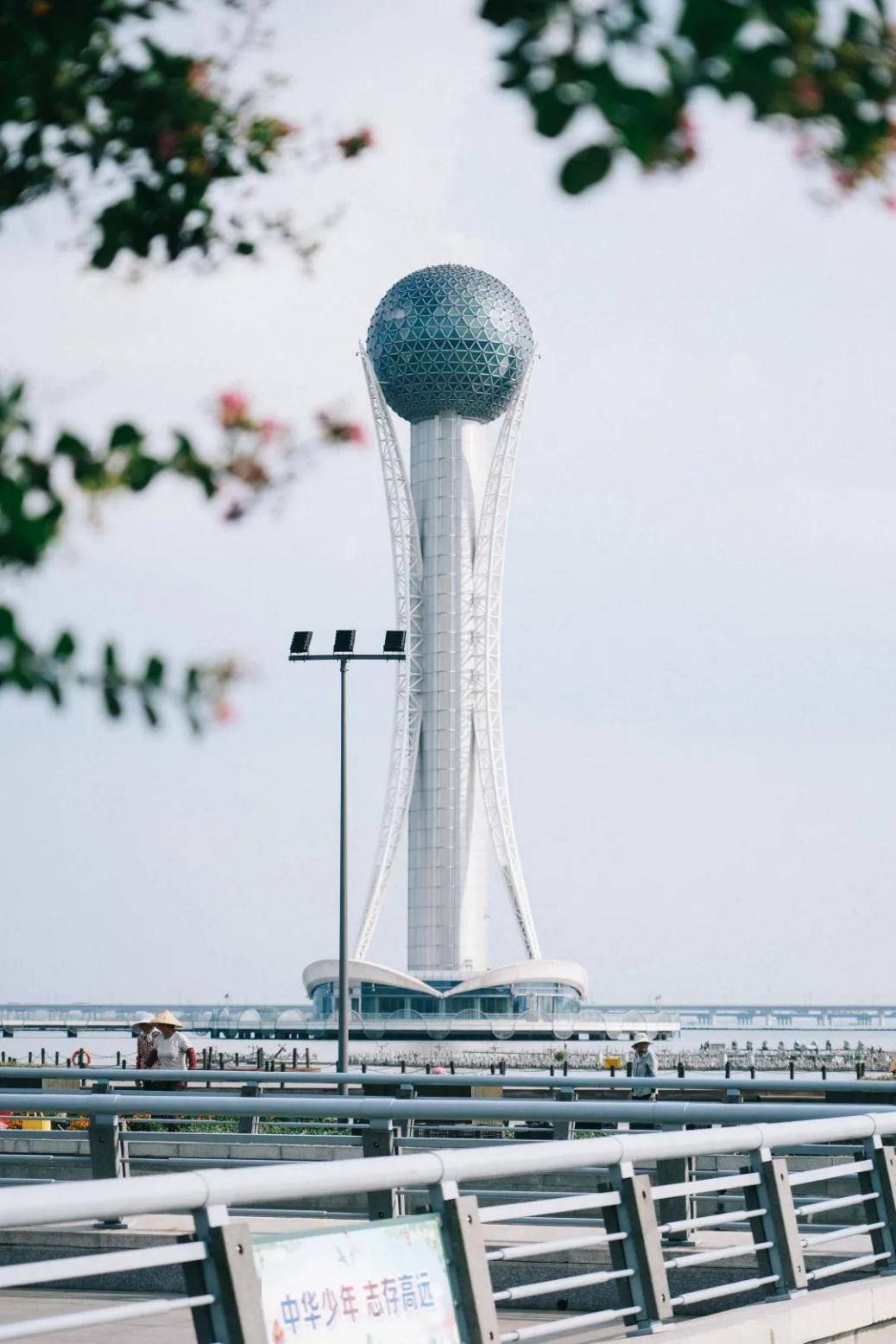 揽月湾是一个以月亮为主题的文化公园,建造了下沉式广场舞台,亲水平台