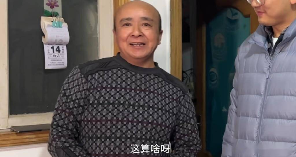 是啊,这位叔叔三十年来勤勤恳恳地在机床上生产着一个个零部件,可能