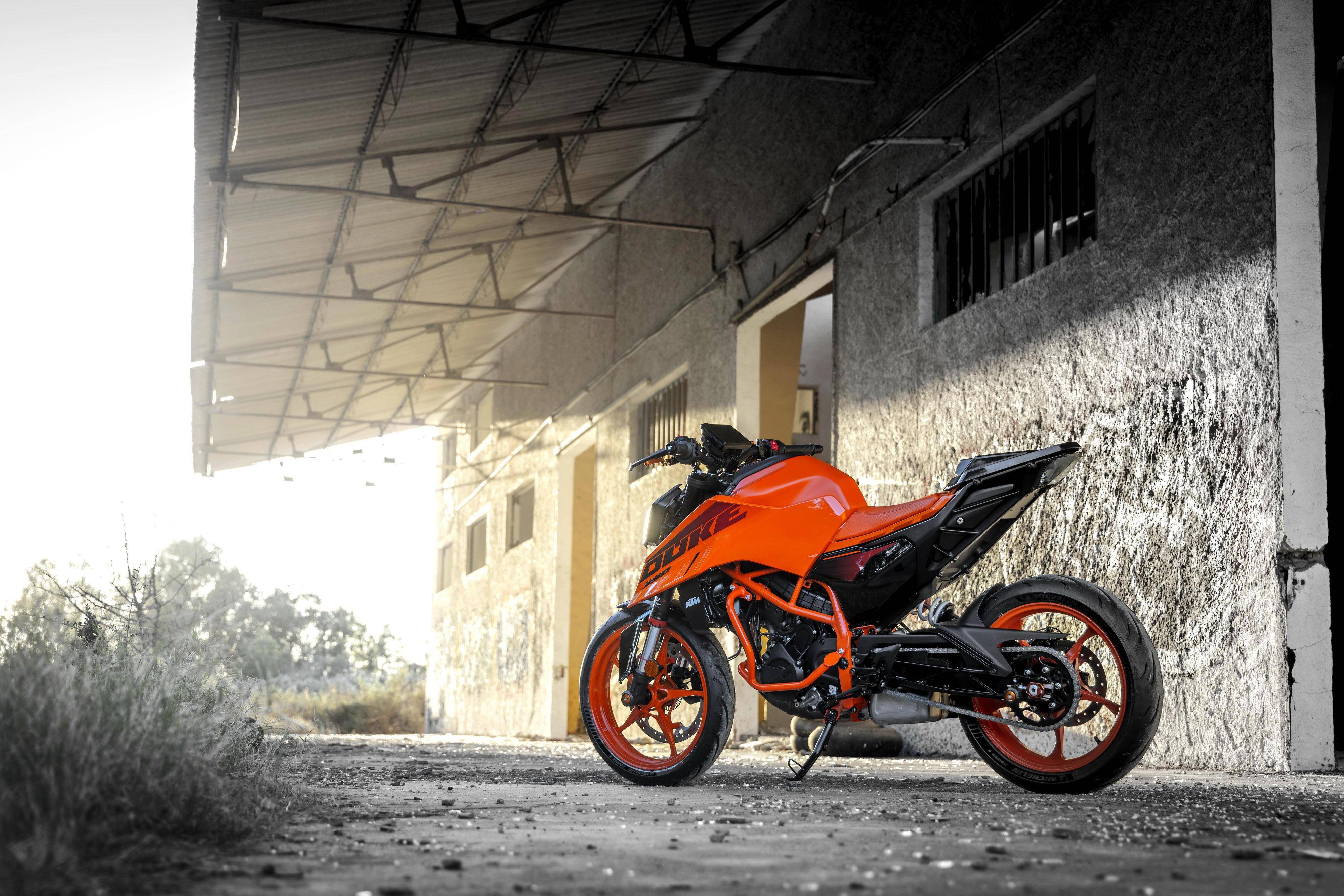 特写:ktm 2024 新一代运动街车 390 duke 原厂改装