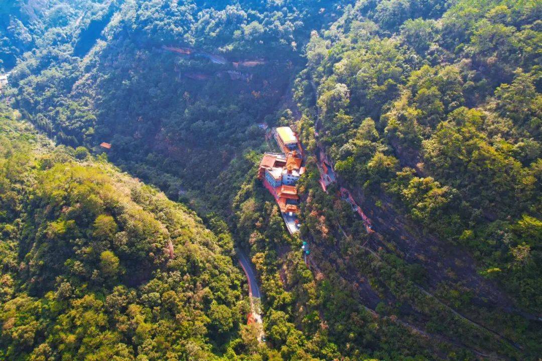 都峤山最让人叹为观止的是高108米,宽88米的金"佛",形成了独特的"