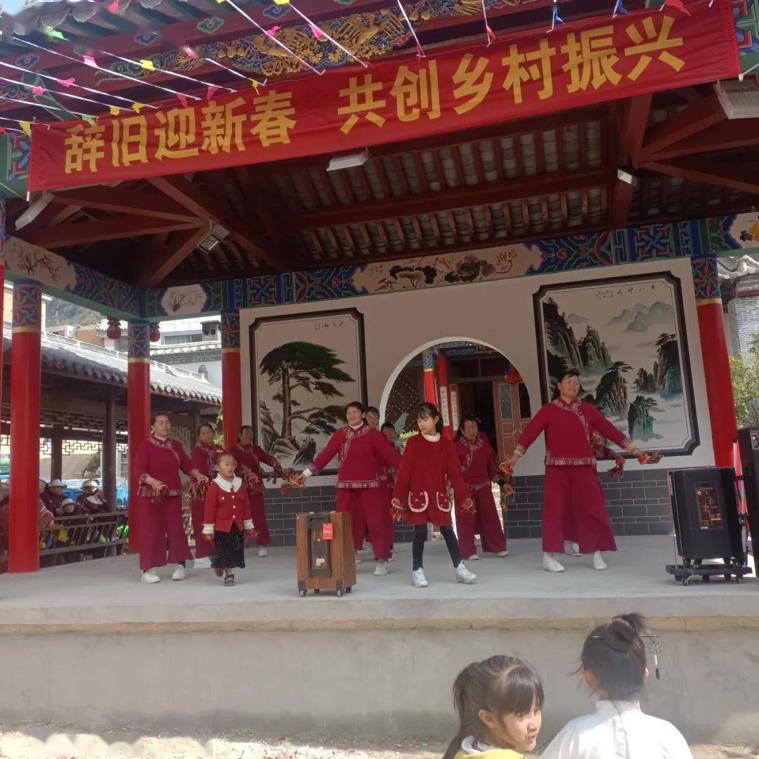 华宁各景区景点游客不断涌入,旅游市场持续升温中.