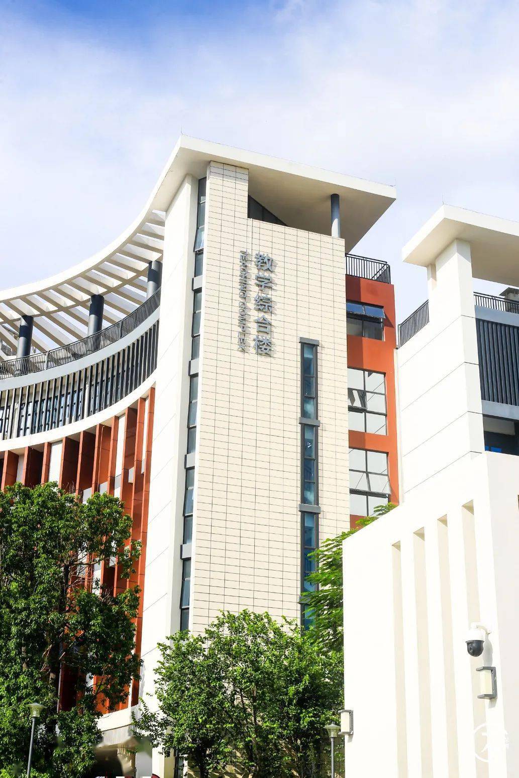 塘尾颜值最高的学校,南方科技大学附属中学,简称"南科大附中",是由