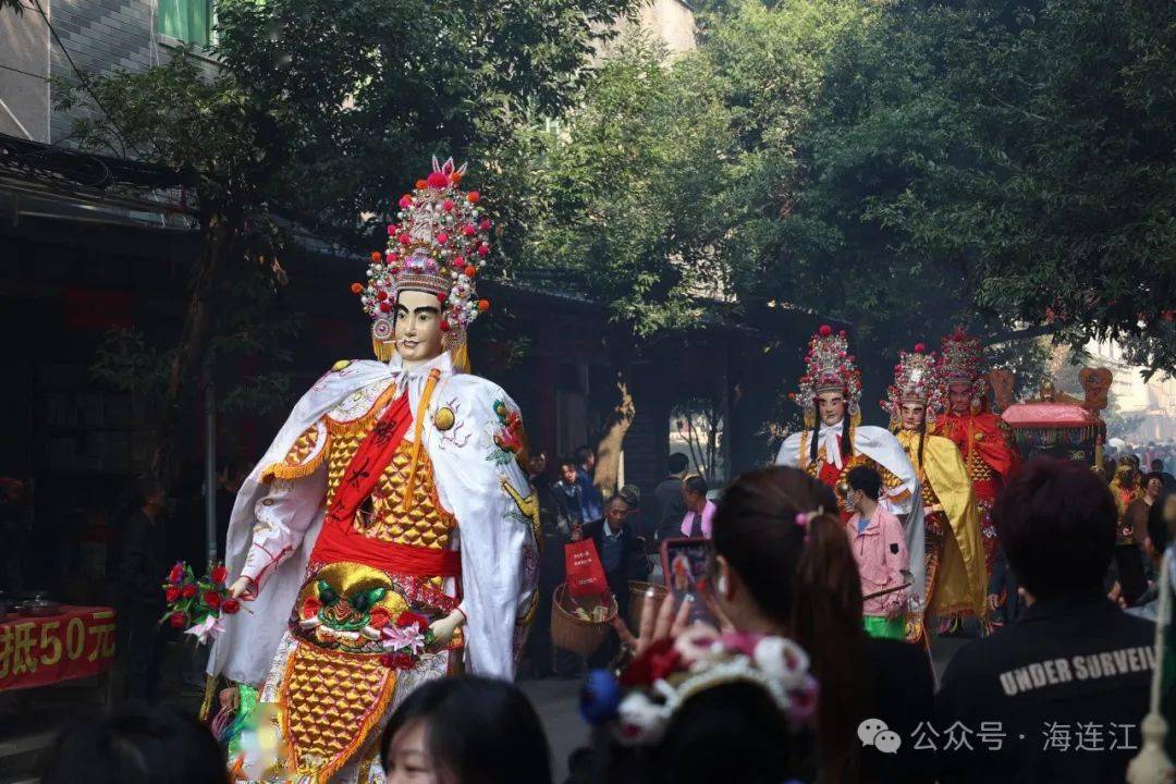 村民们将灵佑尊王,玄天上帝等数十尊神像抬出庙宇,绕街而行,队伍长达