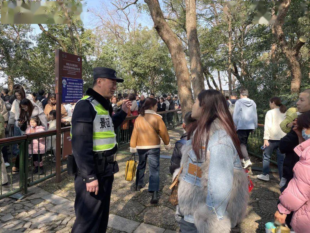 八方来客来到"人民币景点"三潭印月,大多与老刘,辅警兄弟问路咨询,擦