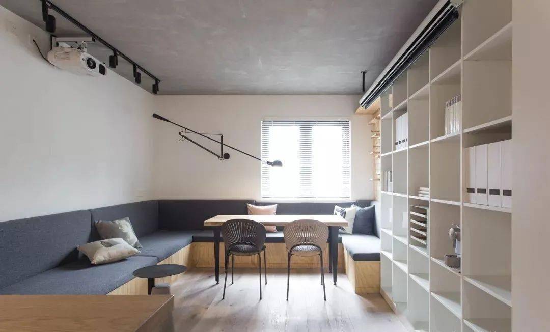 客厅这样装个地台,关键时刻能当一间房用,功能多还很方便!