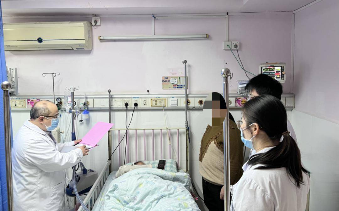 据儿内科蔡冬春主任回忆,24号晚上11点左右,该科室紧急收治了