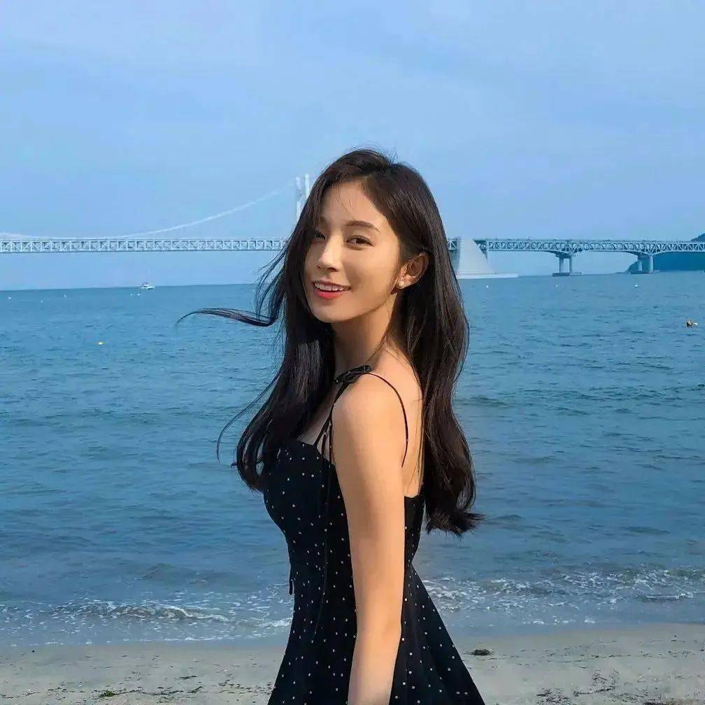 29岁女私教因神似"张钧甯"走红,性感身材前凸后翘,:我