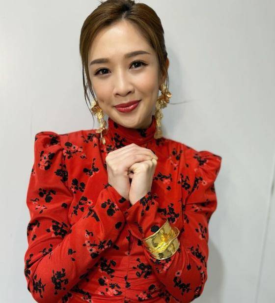 事后麦美恩更把照片分享到社交网,并留言:"龙年第一击,姑丈真是好正