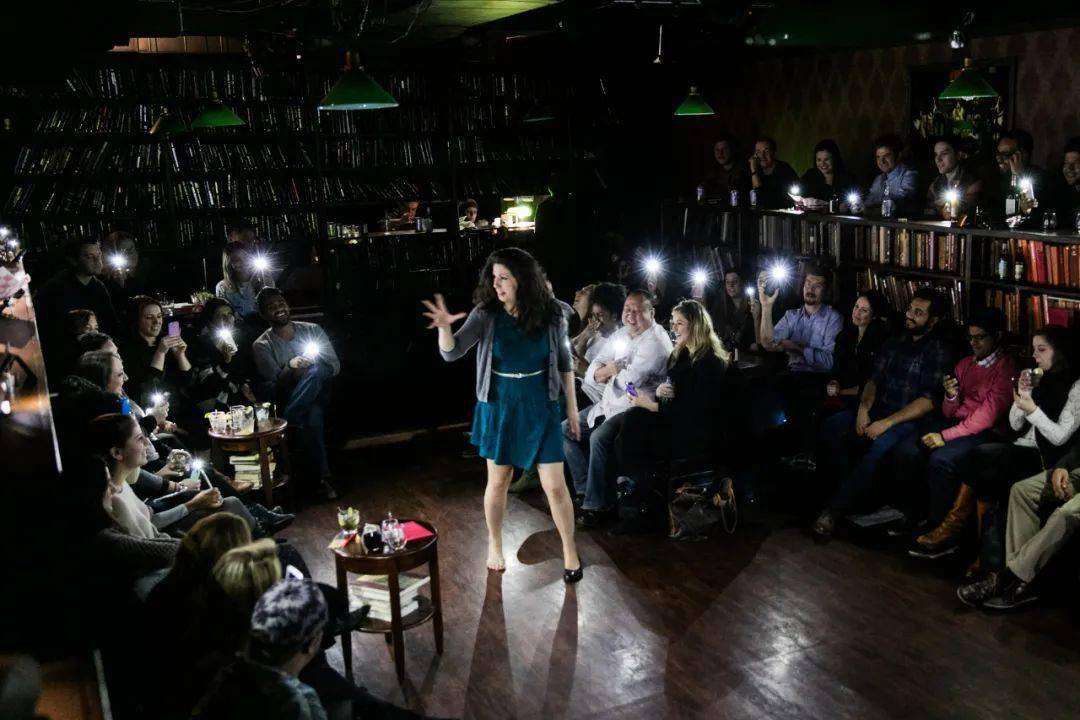 off-broadway show 最初的定义是指:曾经在百老汇上