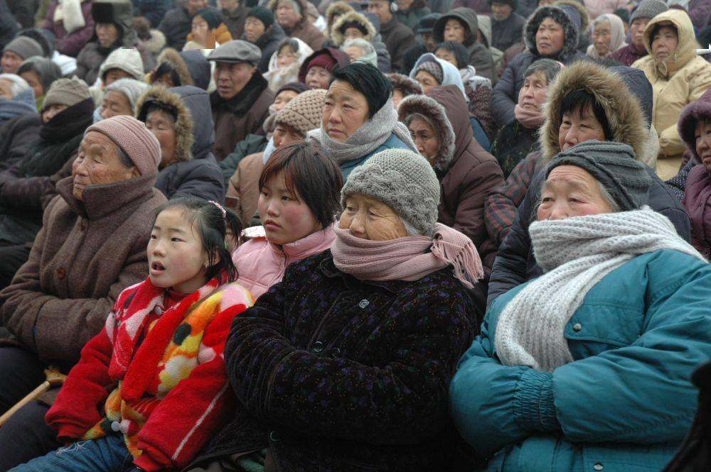 2004年正月初三,在浙江省温州市永嘉县桥下镇六岙村,戏剧演员和群众