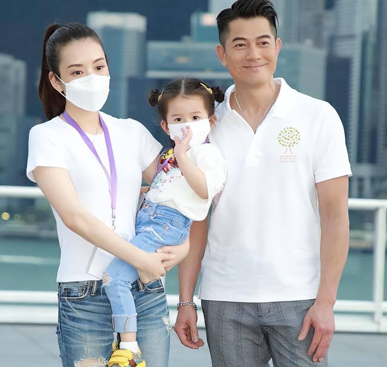 情人节秀恩爱,郭富城方媛夫妇坐跑车游玩,粉丝热议不断!