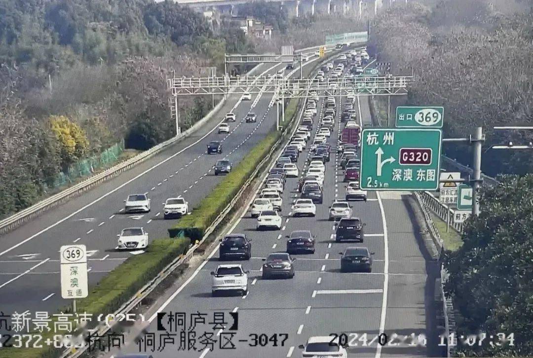 g4012溧宁高速杭州方向306k因大流量影响后方有序缓行2公里.