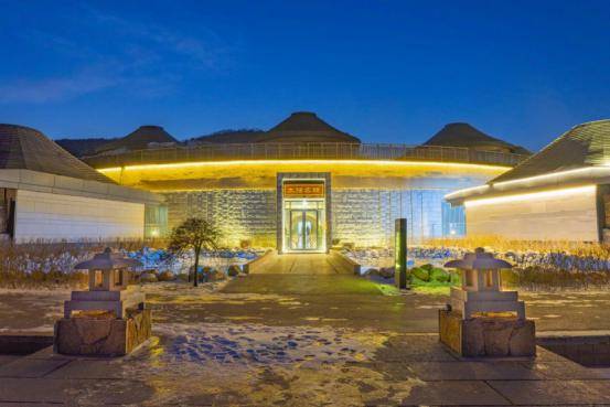 来源:文旅日照日照天台山温泉位于太阳客栈的庭院内,这里环境清幽