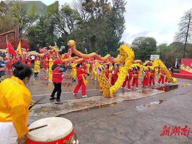 讓知名度火起來2月16日,安江農校紀念園內人頭攢動,遊客或三五成群