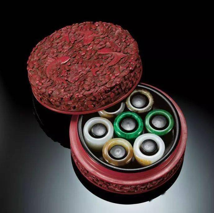 诗剔红紫檀三鱼朶梅海水纹盖盒此为乾隆帝作陈设和鉴赏之用,设计严谨