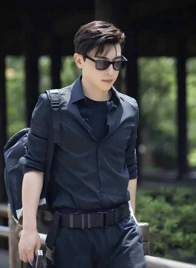 邓伦,一个备受瞩目的演员,他的演技一直备受认可,作品也深受观众喜爱.