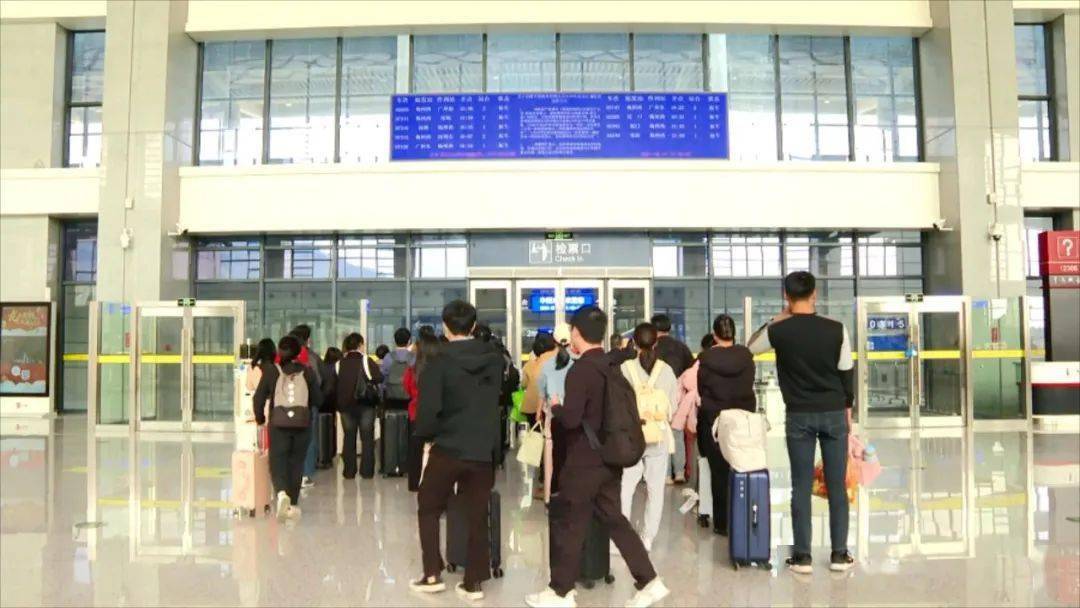 丰顺东站:假期人流平稳 市民多选错峰返程_出发_候车厅_罗武财
