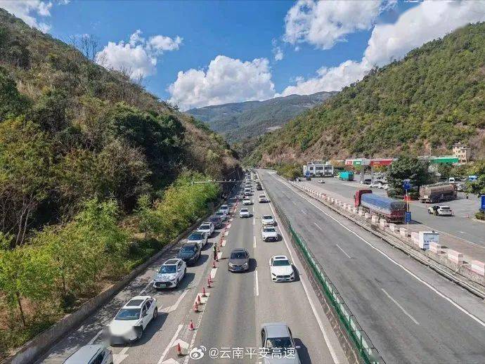 往昆明方向多条高速公路车流量较大