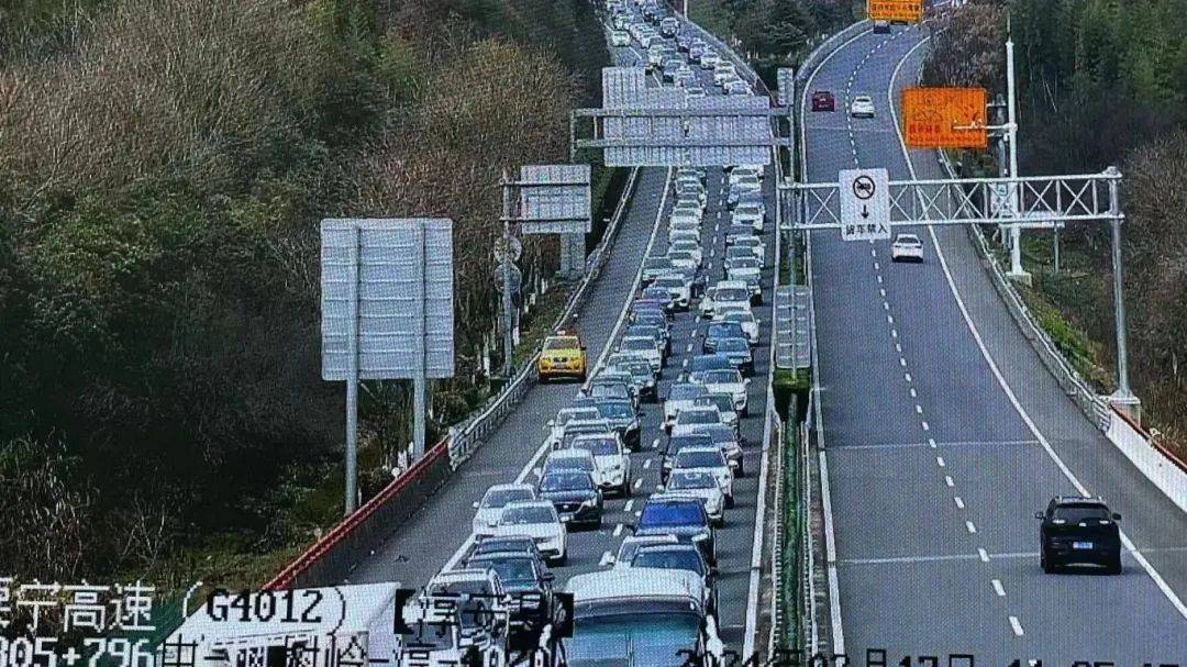 g4012溧宁高速杭州方向306k,314k因大流量影响后方有序缓行.