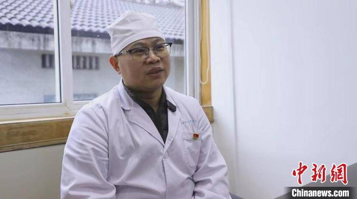 图为邱华平接受采访.