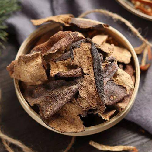 陈皮:常剥成数瓣,基部相连,有的呈不规则的片状,厚1～4mm.