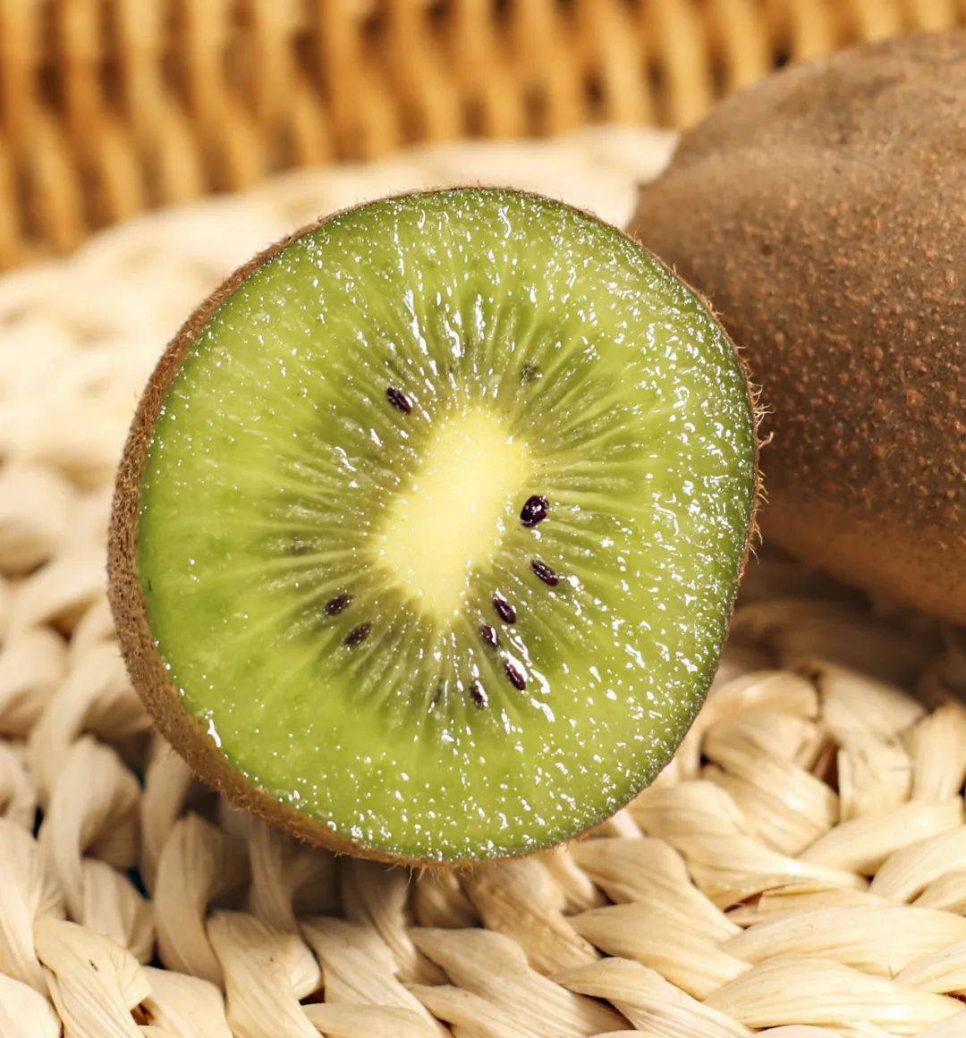 ◑ 猕猴桃天花板!全国仅一个地方有种!鲜甜狂野,吃_