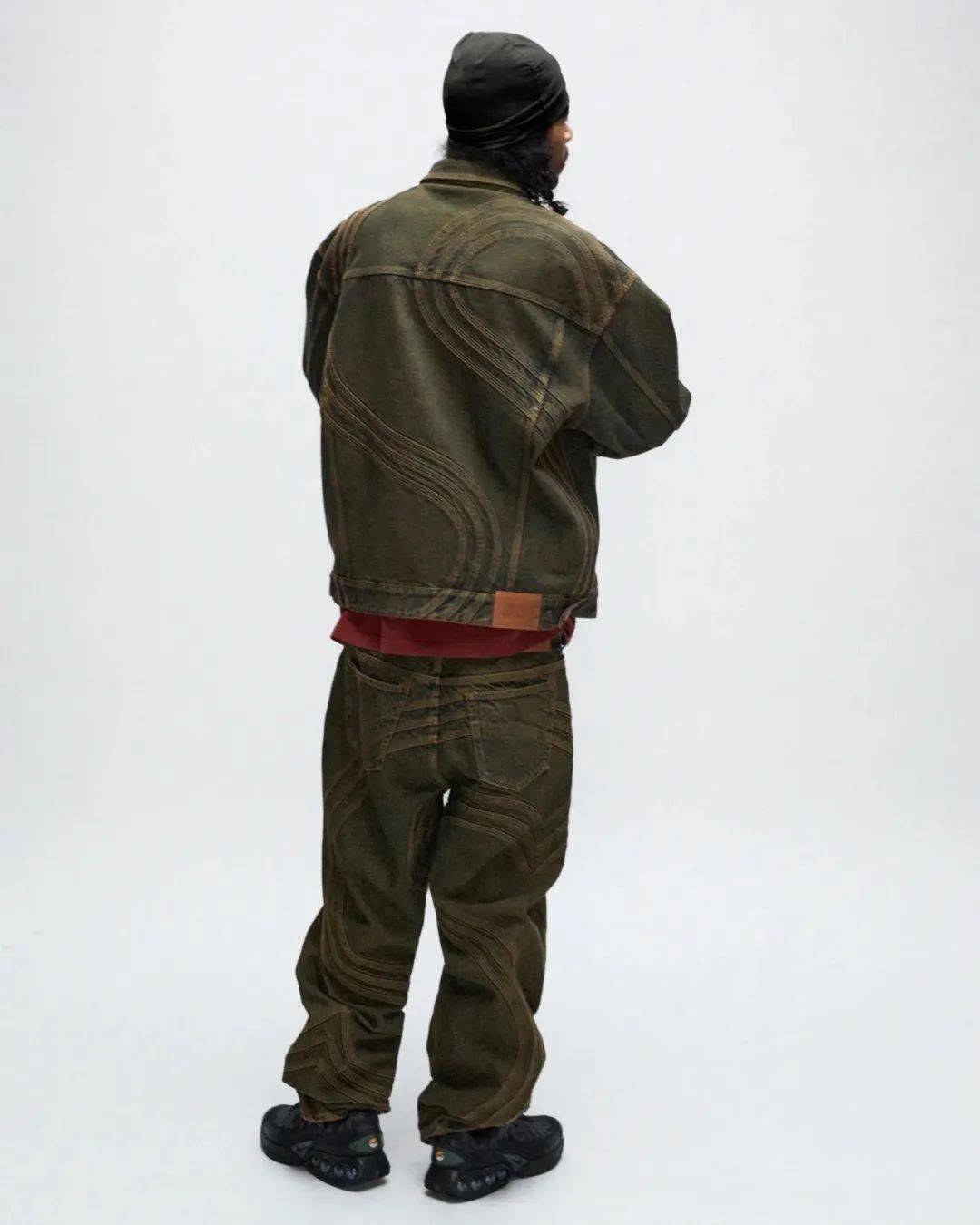 新季带来了与 futura 及布偶 kermit the frog 与其节目《the muppet