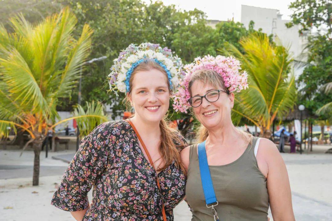 乐见"福马"丨泉州蟳埔簪花围的风吹到了马尔代夫,"福年福味"闪现