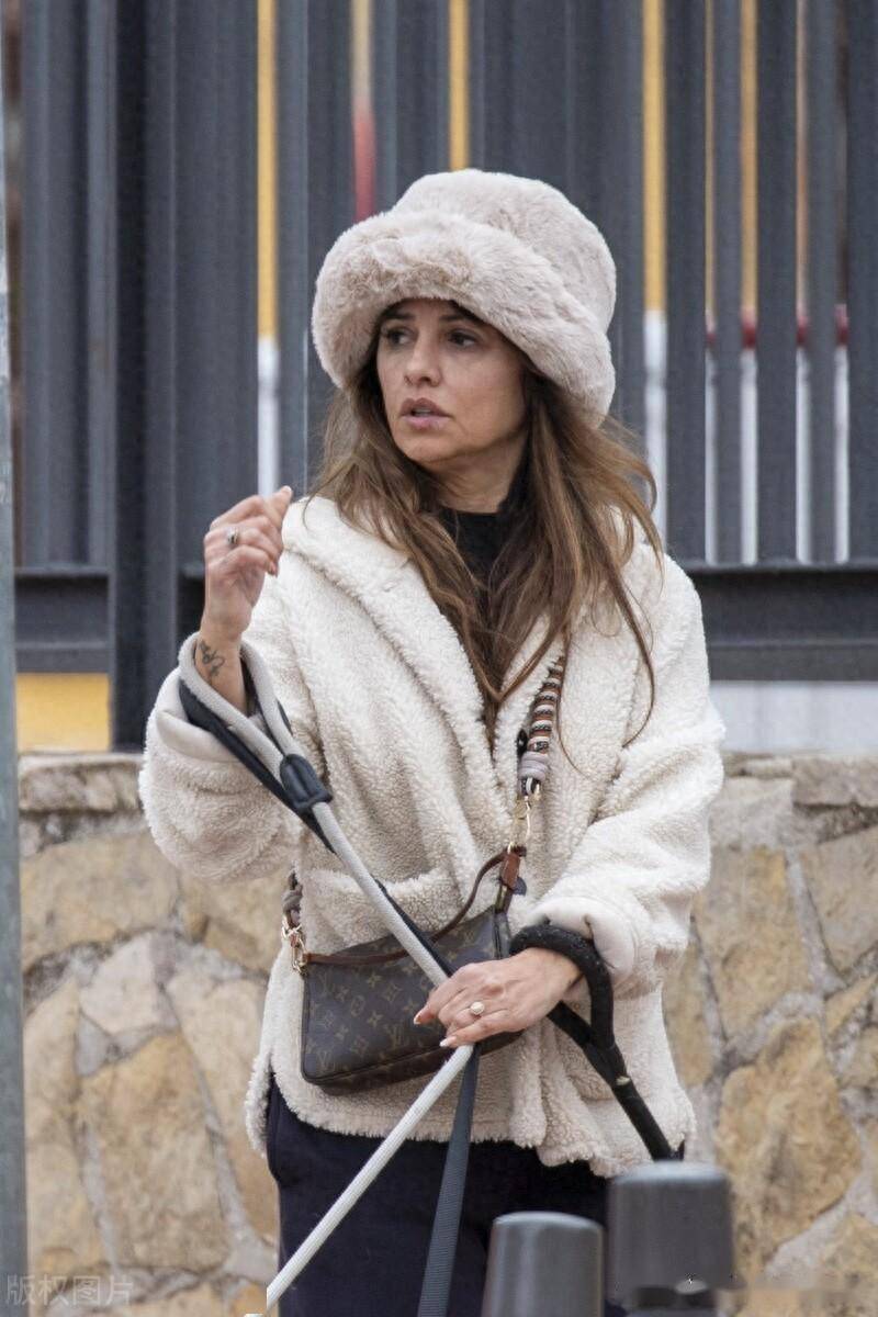 莫妮卡-克鲁斯现身街头遛狗,毛绒外套搭配同色系帽子简约休闲_马德里