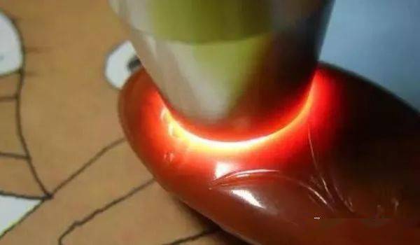 即时商家开了一个小口也要当心左边红碧石右边南红很多商家把颜色鲜红