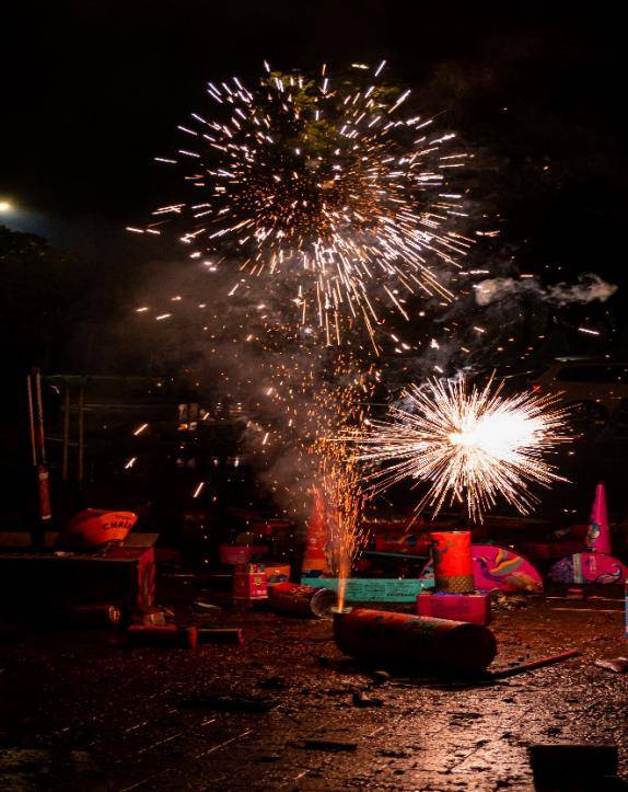 作者:张晋滔标题:烟花易冷介绍:万家灯火的除夕之夜,谁能不想家呢?