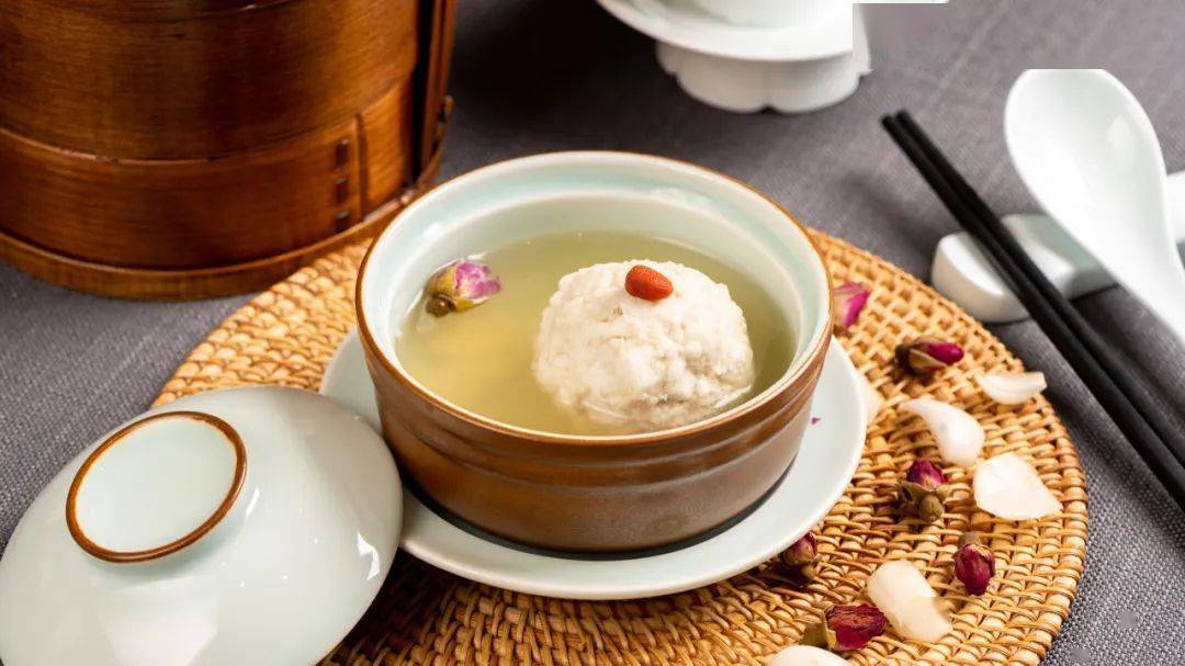 老字号里的幸福年味丨来淮扬春吃拆烩鲢鱼头_鱼肉