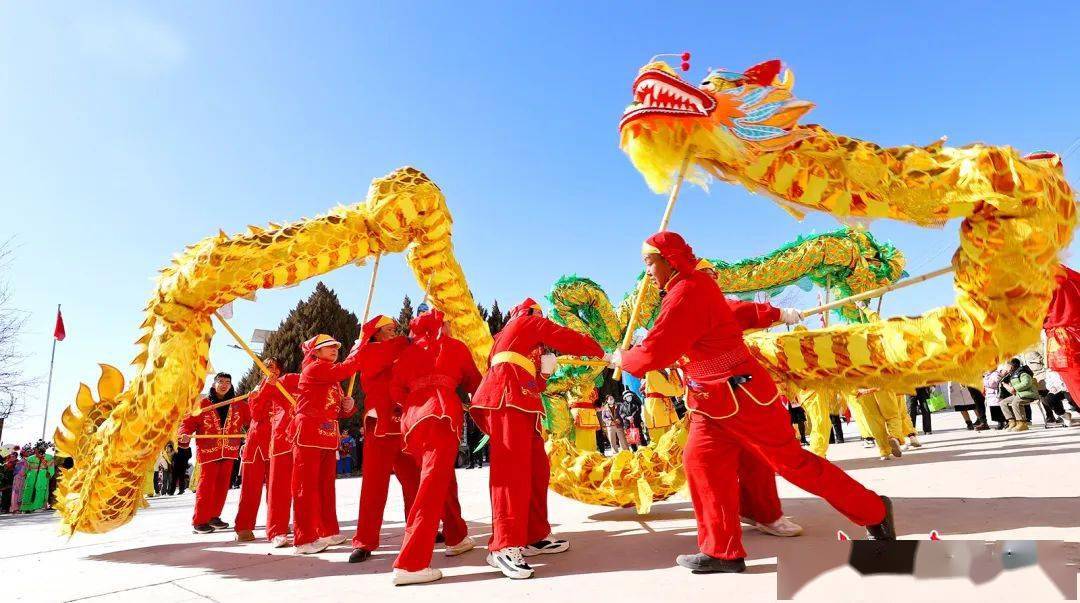 2月12日,张掖市甘州区乌江镇平原村"万家和美"社火队正在为群众表演