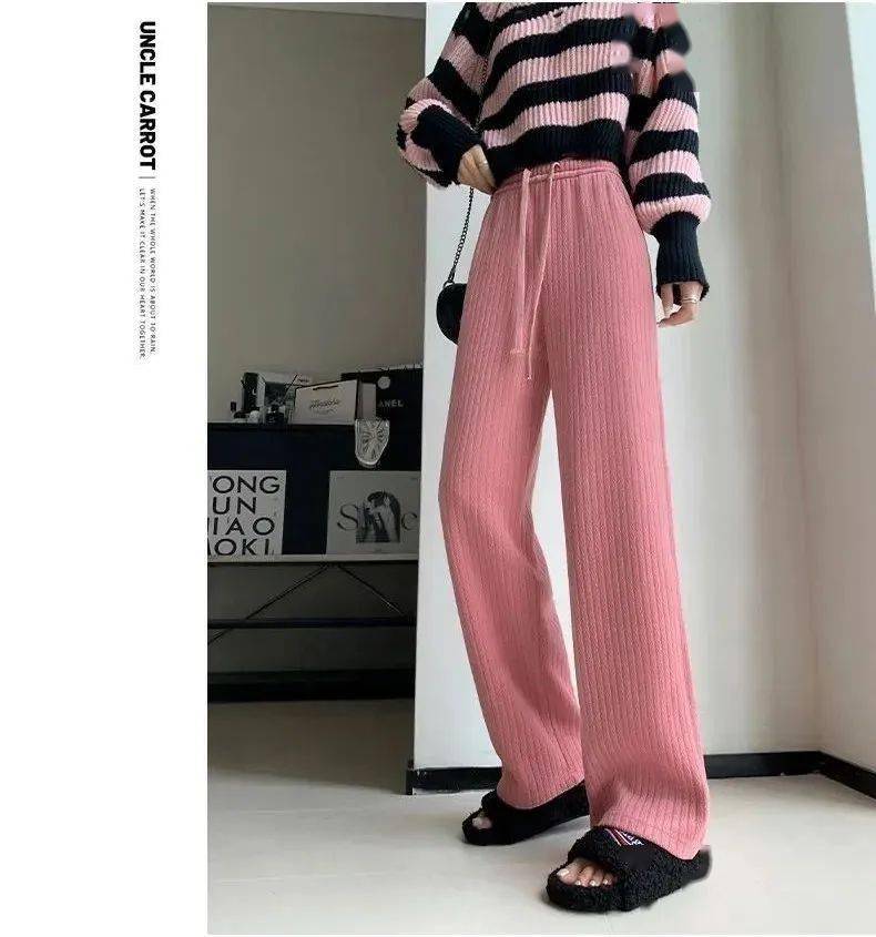 这条的「直筒阔腿设计」将腿粗腿弯等问题暴露无遗区别于小黑裤,牛仔