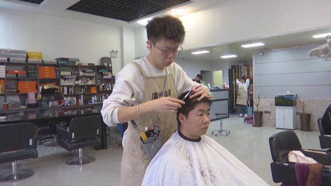 【新春走基层】张富生:"理"出创业路 "剪"出幸福来