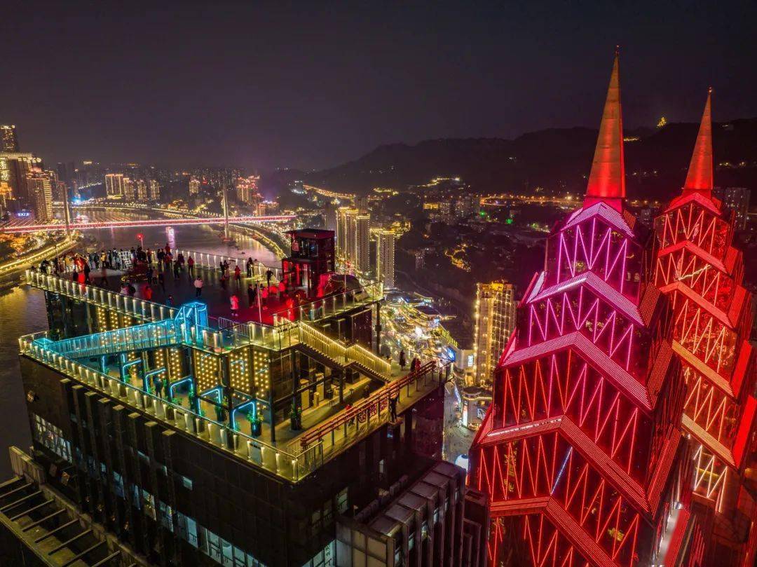 身于云端之上登上"城上天幕·乐游观光塔"让你俯瞰整个重庆的壮丽景色