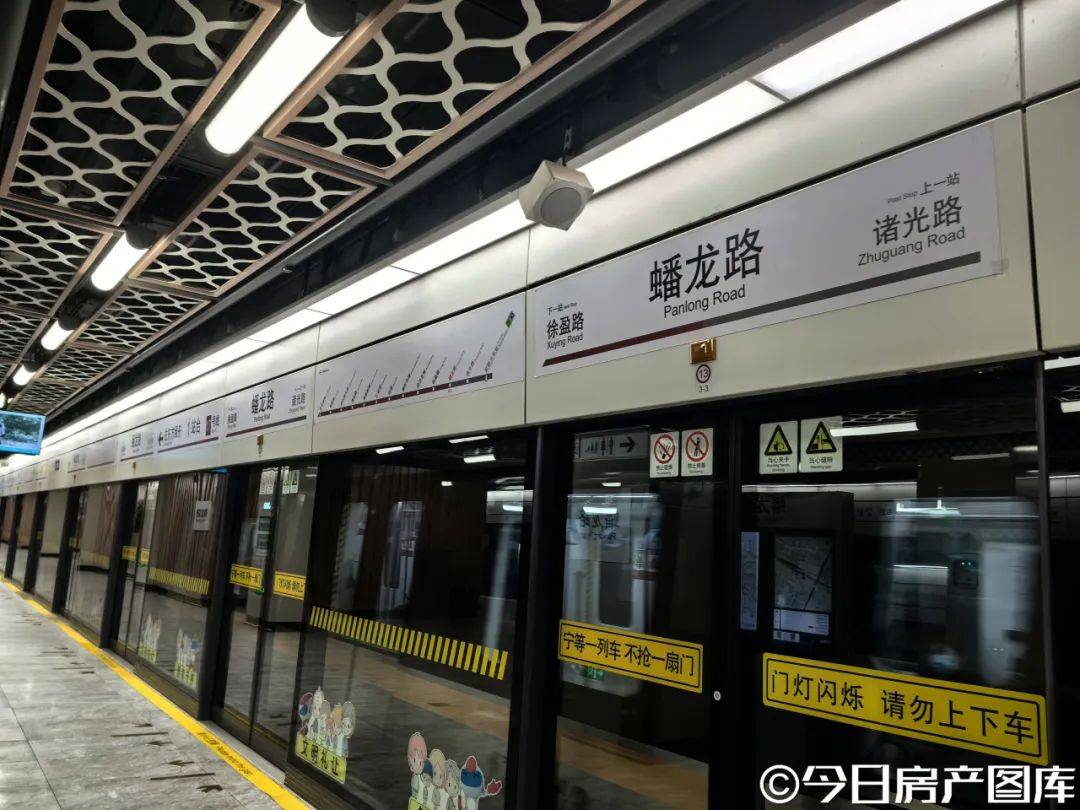 第二站来到蟠龙路站,地铁上盖兰韵文化中心,站内也沿袭了青花瓷元素