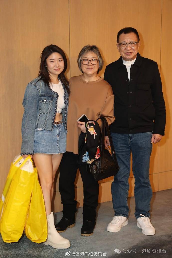 (左二),蔡嘉欣(右二)夫扫金像导演刘伟强谢东闵袁伟豪一向爱摄影,问他
