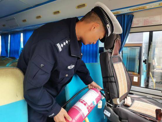 检查驾驶员资质检查小组对校车驾驶员的资质进行了检查,逐一核对驾驶