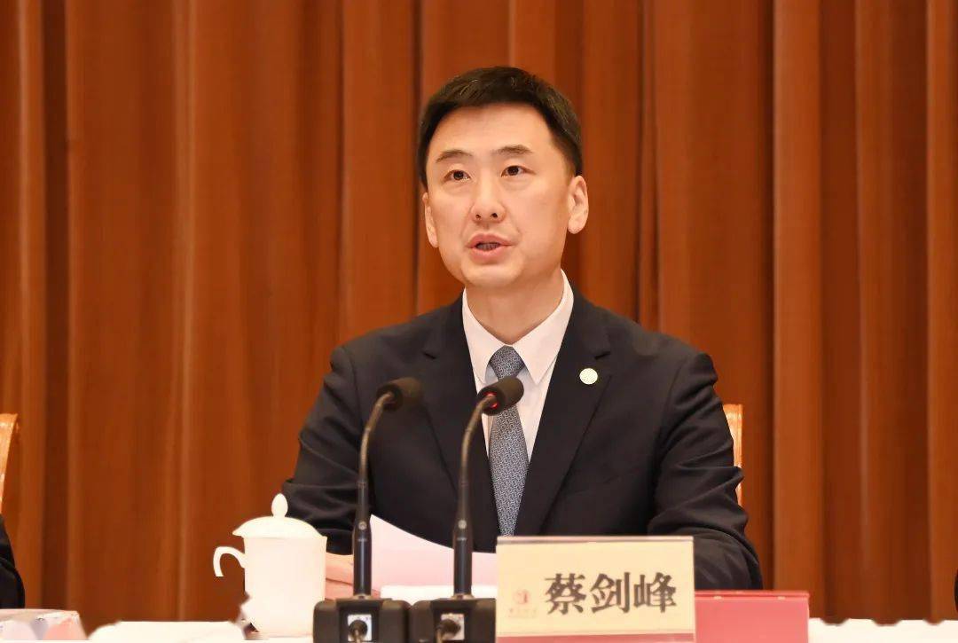 蔡剑峰在主持会议时强调,全市上下要用心用情优服务,打造一流环境