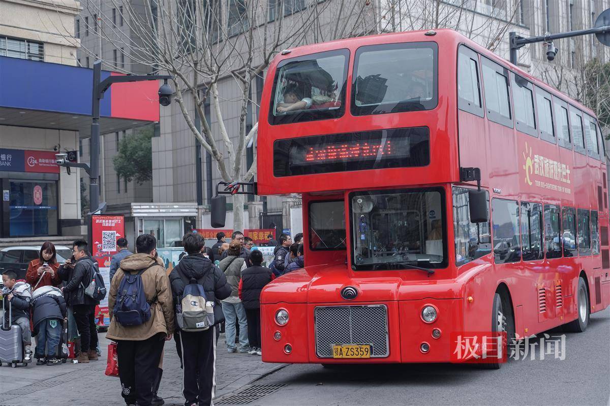 可乘坐三条环游线领略江城风光,双层全景观光巴士受游客青睐_武汉