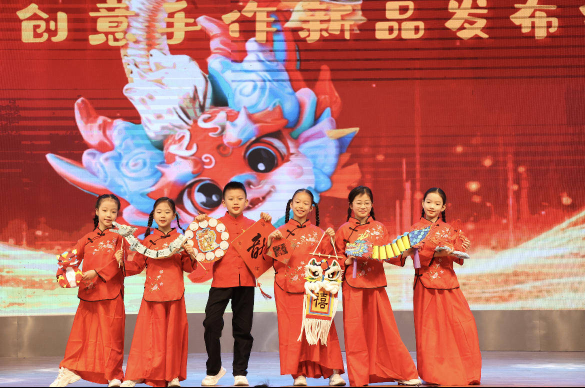 上海220万学生迎龙年新学期,开学首日鱼跃龙门"玩"