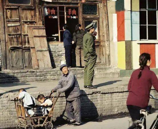 1988年北京老照片_历史_一家_手推车
