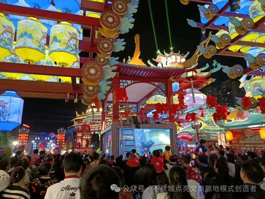 春节期间,各轻资产不夜城人头攒动,随处可见背娃出行的亲子场景!