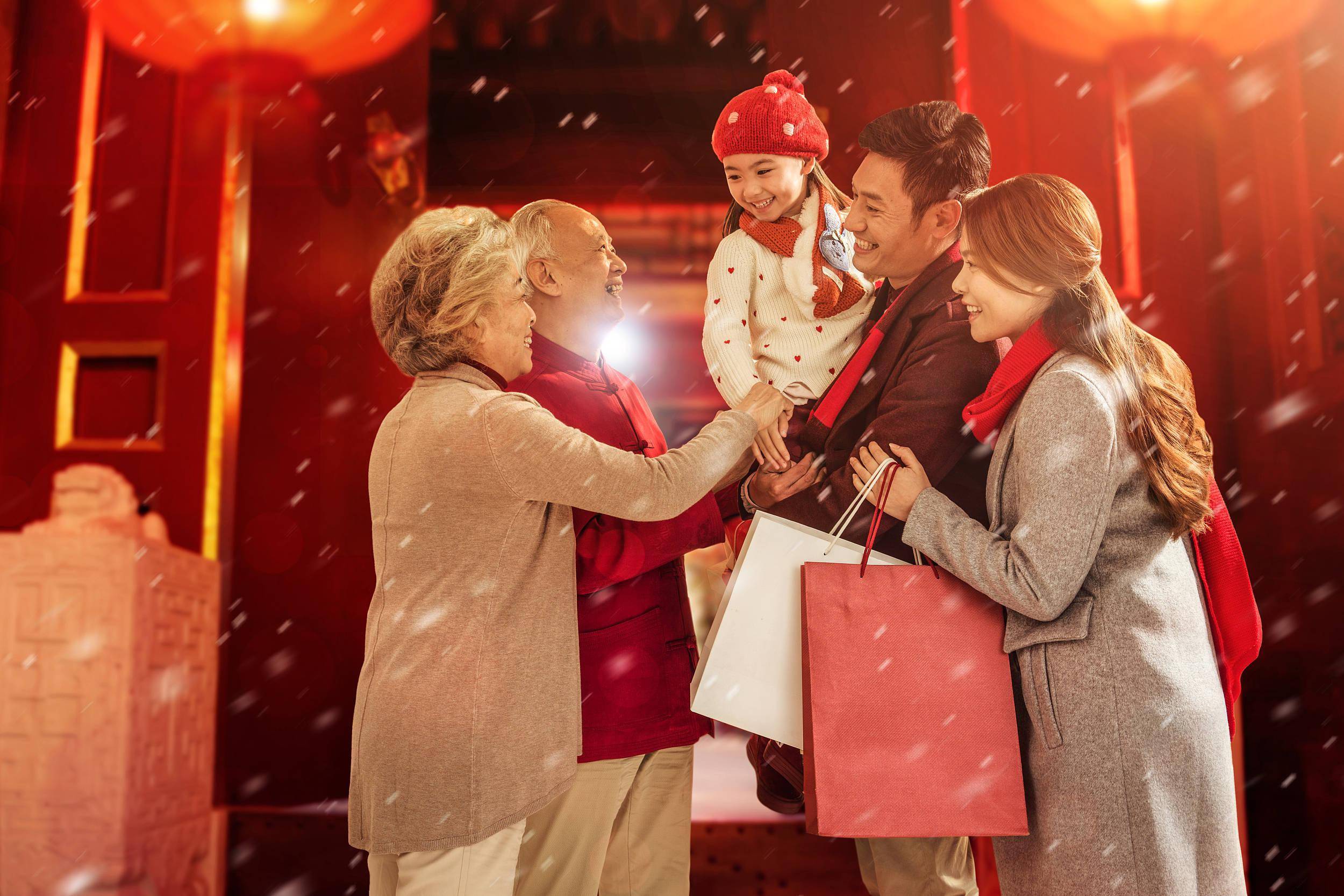 县城里的零食店和星巴克以及"普通"出境中国游客_李想_品牌_消费旺季