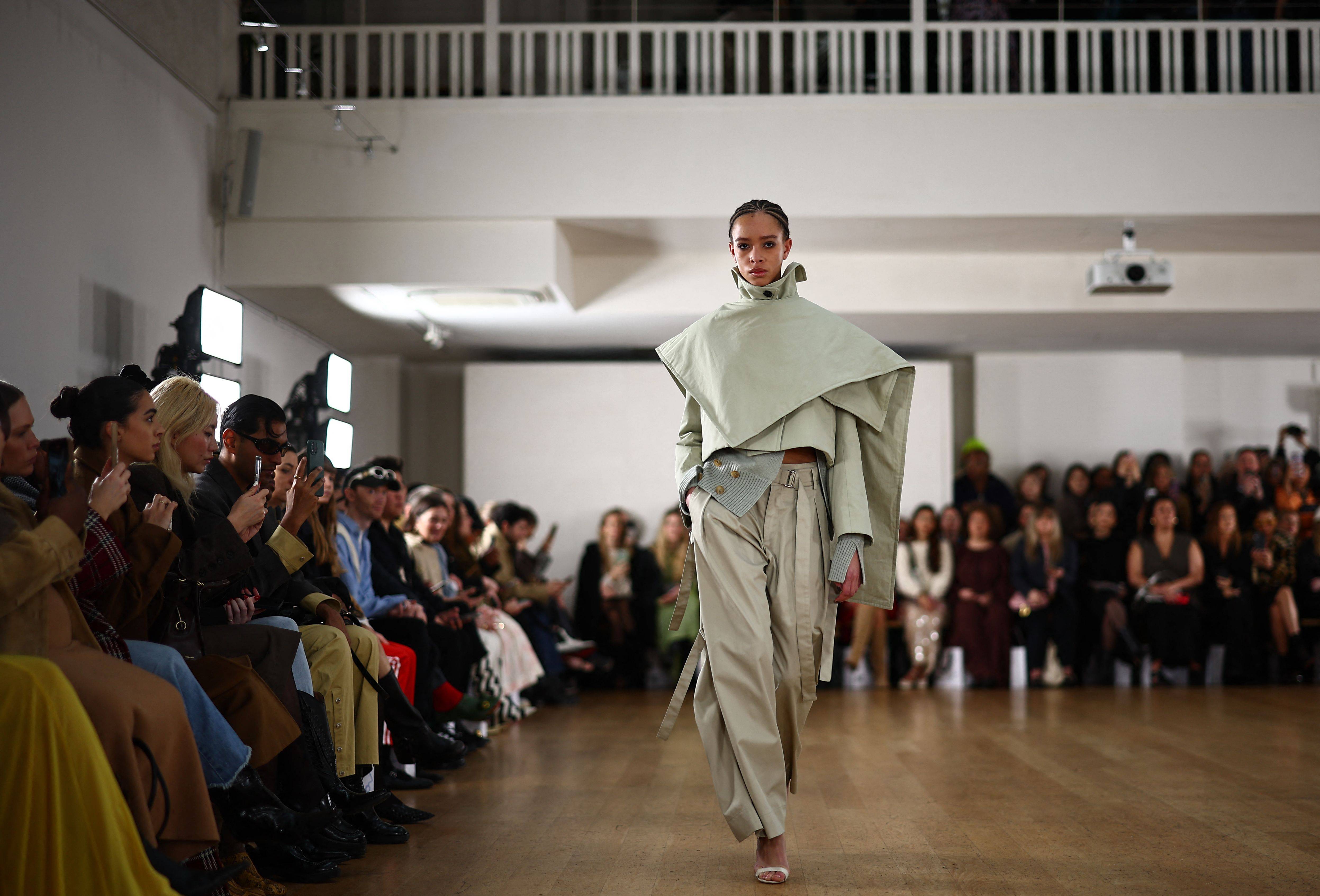 新华社/法新2月18日,在英国伦敦时装周上,模特展示韩国设计师尤登·崔